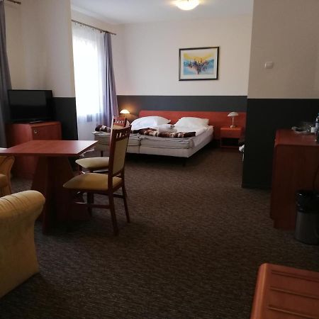 Bristol Economy Bed & Breakfast Bytom Ngoại thất bức ảnh