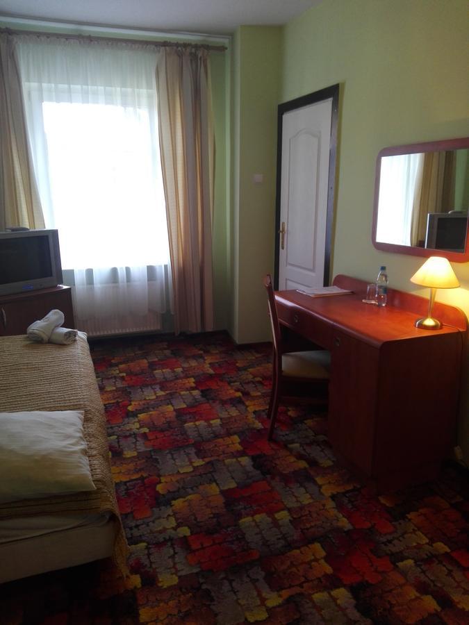 Bristol Economy Bed & Breakfast Bytom Ngoại thất bức ảnh