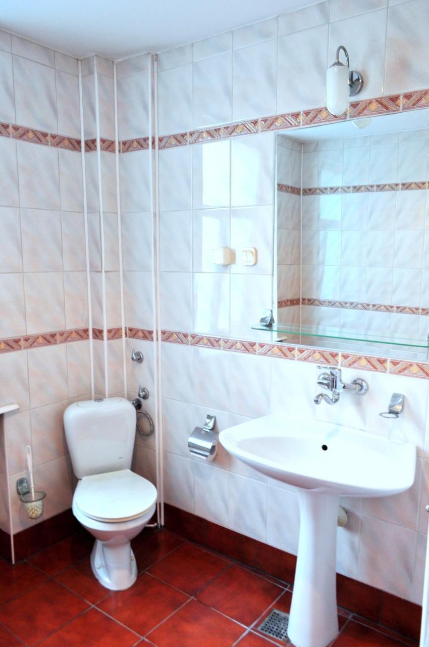 Bristol Economy Bed & Breakfast Bytom Ngoại thất bức ảnh