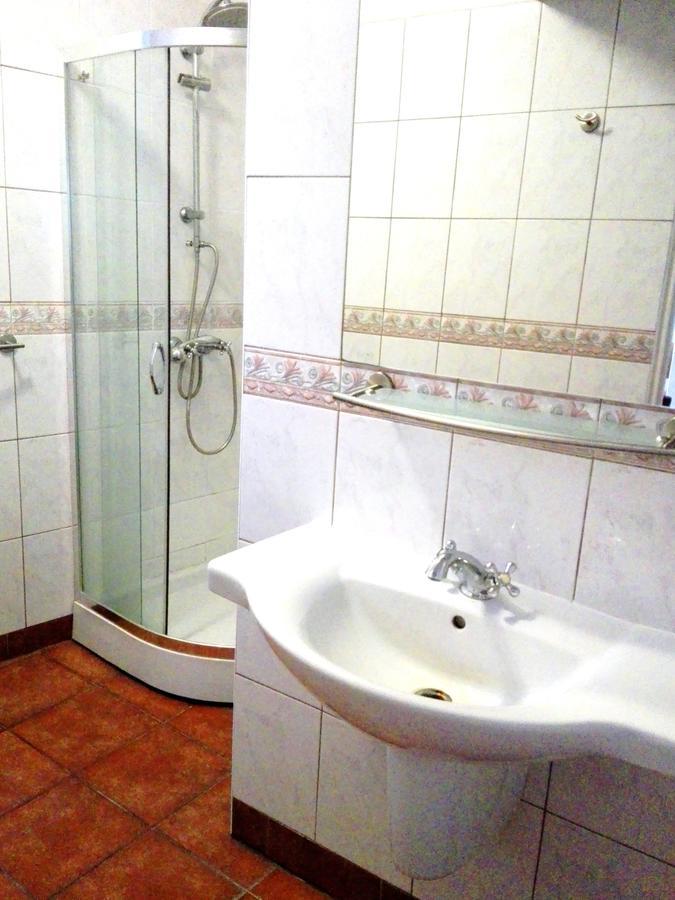Bristol Economy Bed & Breakfast Bytom Ngoại thất bức ảnh