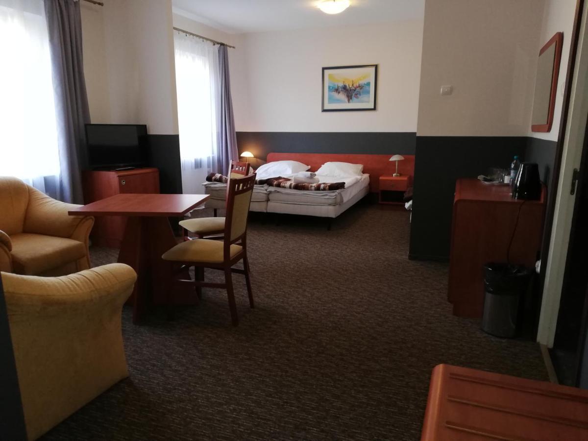 Bristol Economy Bed & Breakfast Bytom Ngoại thất bức ảnh